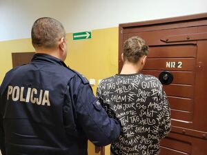 zatrzymany z policjantem przed celą