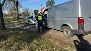 policjant w trakcie kontroli pojazdu