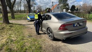 policjant w trakcie kontroli