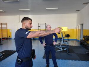 policjant w trakcie szkolenia praktycznego