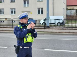 policjant mierzący prędkość