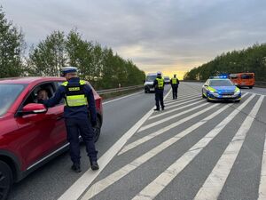 policjant w trakcie badania trzeźwości kierowcy