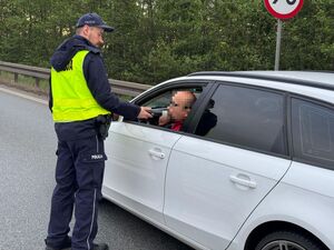 policjant w trakcie badania trzeźwości kierowcy