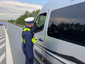 policjant w trakcie badania trzeźwości kierowcy