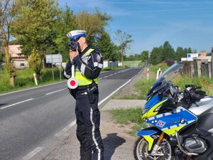 policjant w trakcie pomiaru prędkości