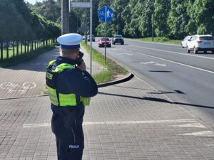 Policjant w trakcie pomiaru prędkości