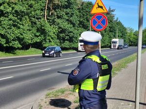 Policjant w trakcie pomiaru prędkości