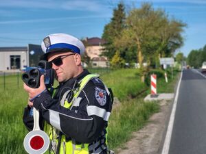 Policjant w trakcie pomiaru prędkości