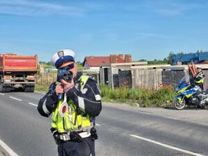 Policjant w trakcie pomiaru prędkości