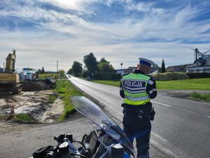 Policjant w trakcie pomiaru prędkości