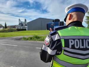 Policjant w trakcie pomiaru prędkości