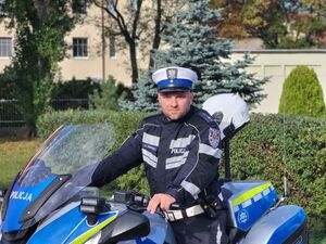 mł. asp. Łukasz Kozłowski na motocyklu służbowym