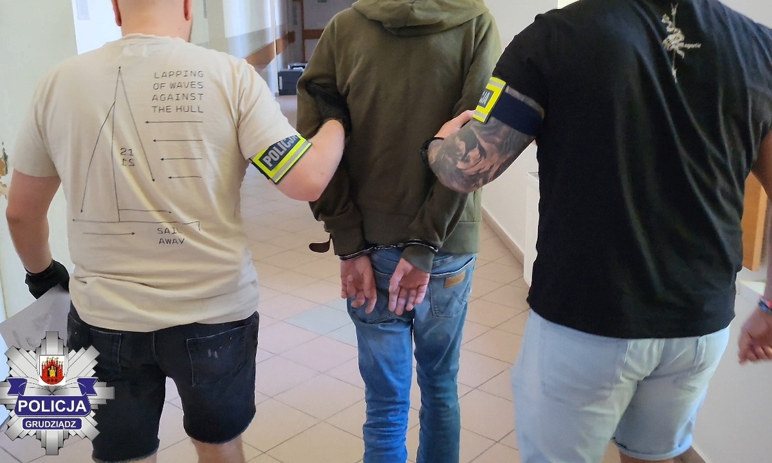 Poszukiwany 44-latek zatrzymany. Policjanci zabezpieczyli przy nim blisko 8 kilogramów amfetaminy